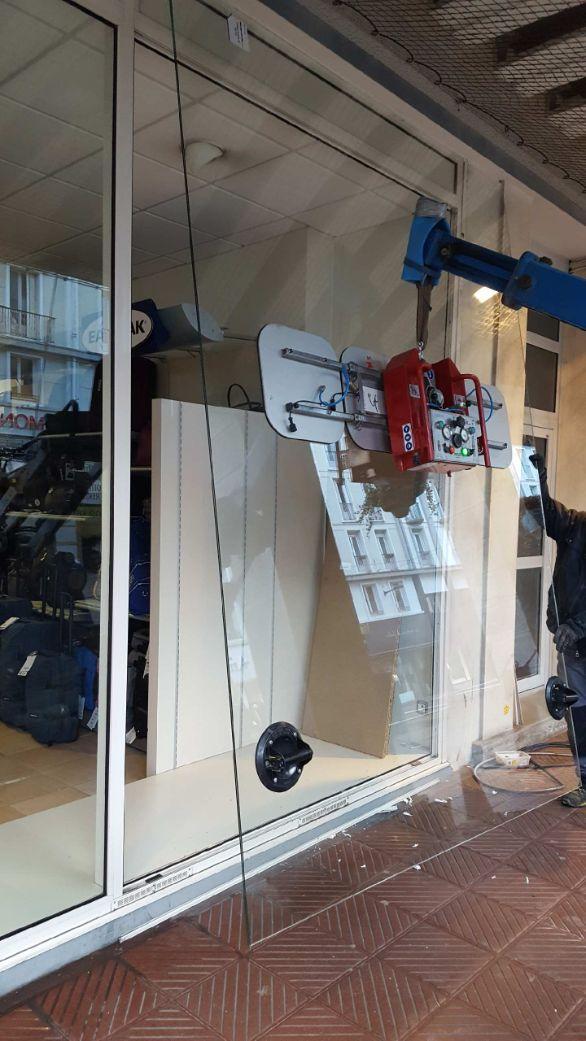 Installation soigneuse de vitrines pour présentation commerciale.