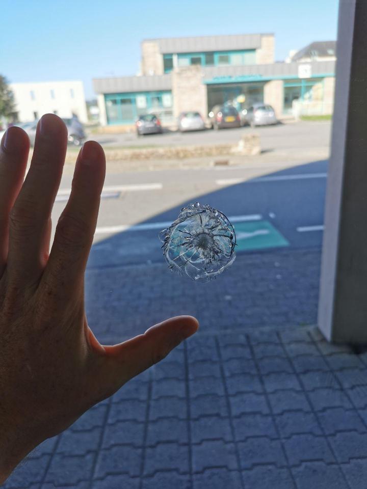 Installation de verre feuilleté pour renforcer la sécurité du bâtiment.